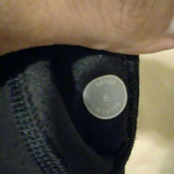 Lululemon Black Built in Bra Tank Top Sz 6 - Picture 4 of 4